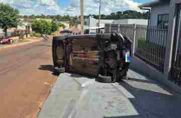 Três Barras – Homem embriagado tomba veículo e colide com portão de residência 